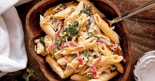 Πεντανόστιμη μακαρονάδα με πένες, καπνιστή γαλοπούλα και δεντρολίβανο